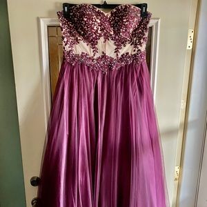 BEAUTIFUL strapless Appliqué Ballgown, wine color